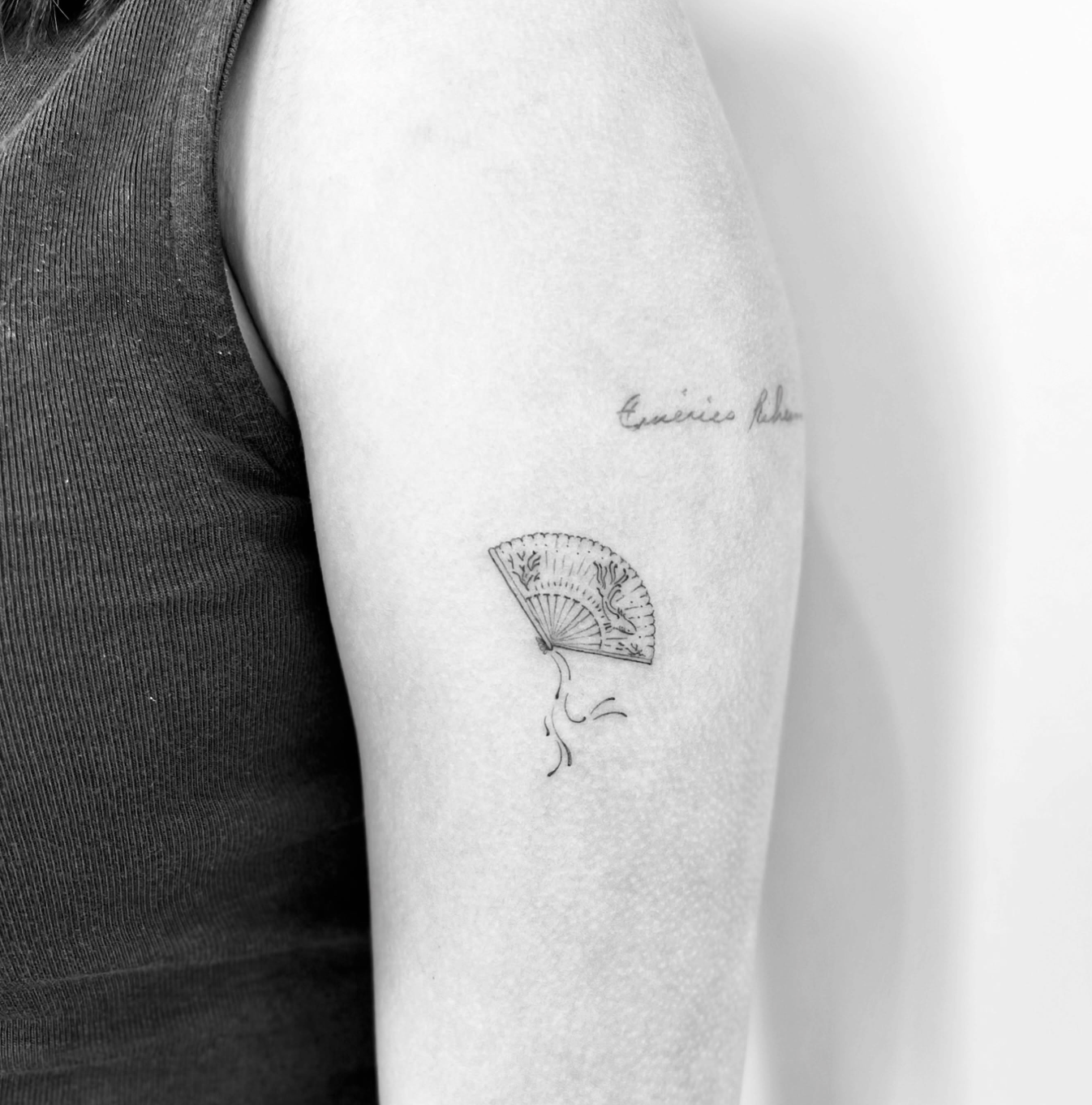 Tatuagem fine line de um leque