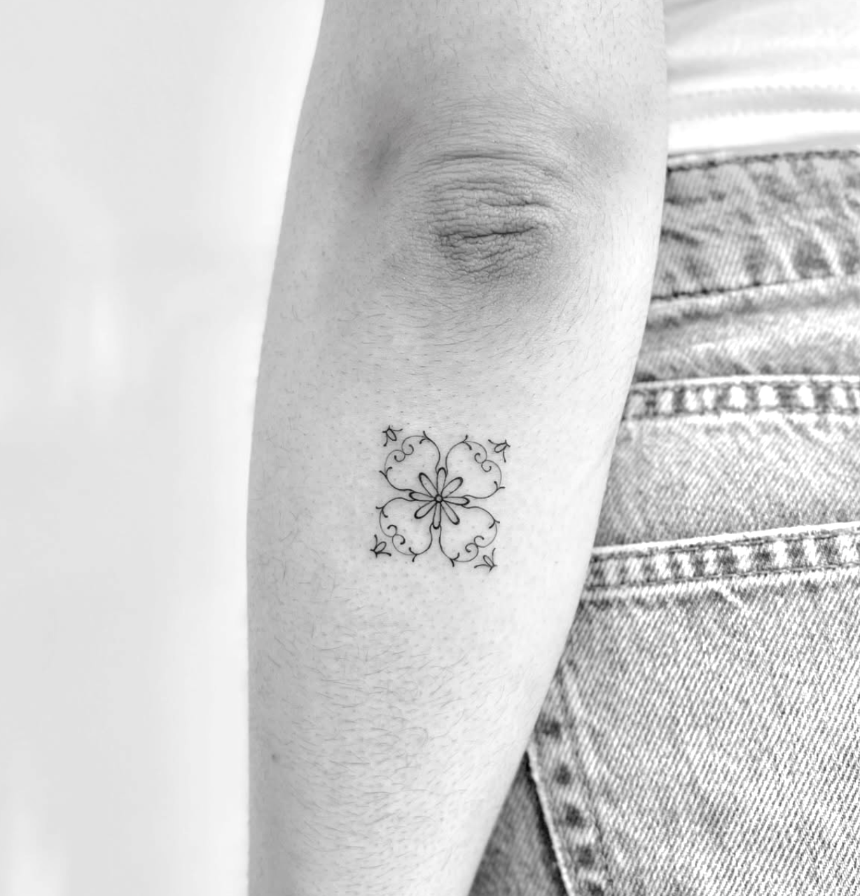 Tatuagem fine line de azulejo floral português