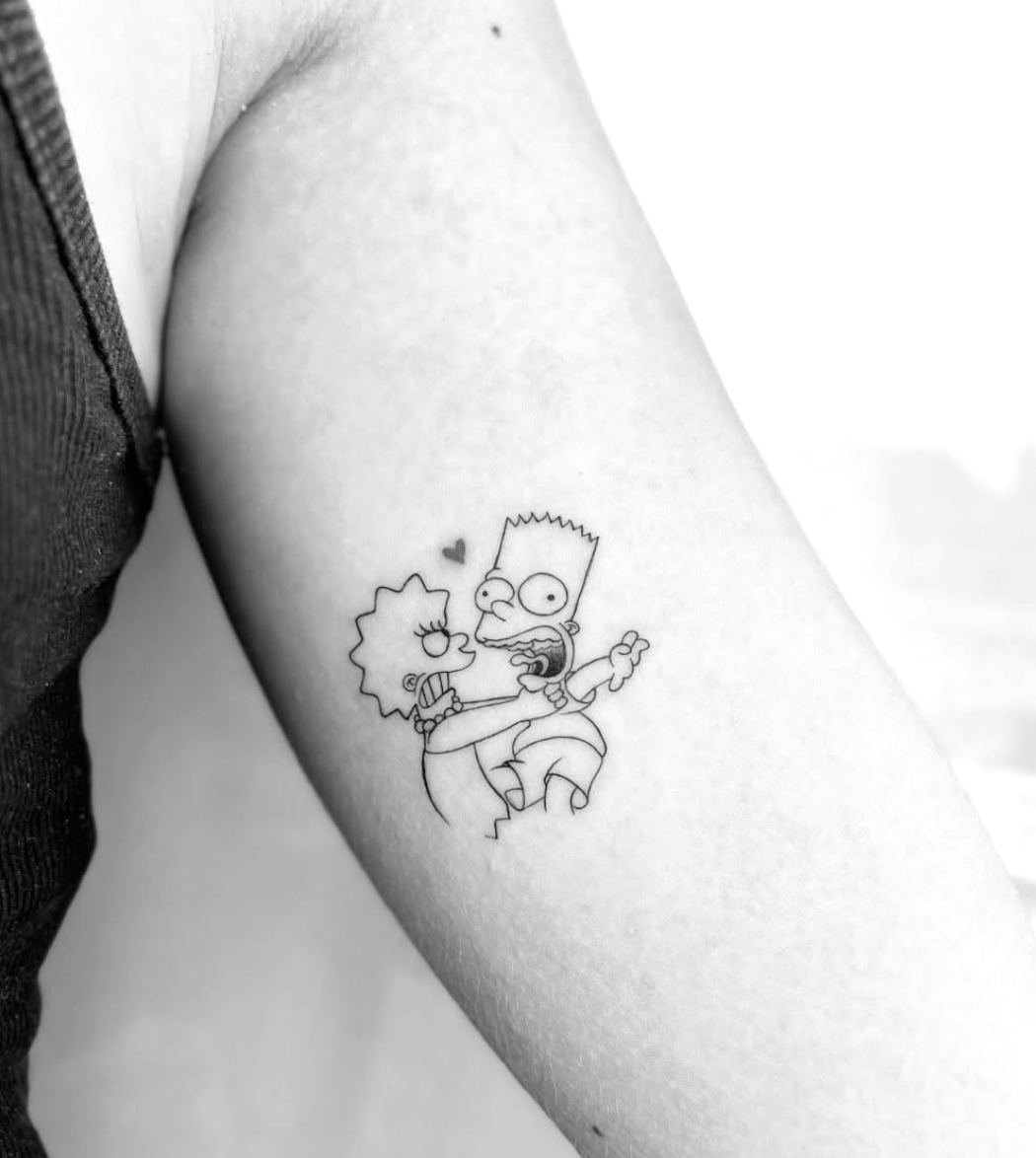 Tatuagem fine line da Lisa e do Bart Simpson